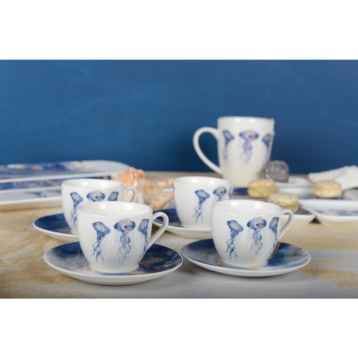 SET AUS 4 KAFFEETASSEN MIT MEDUSE-UNTERTASSE