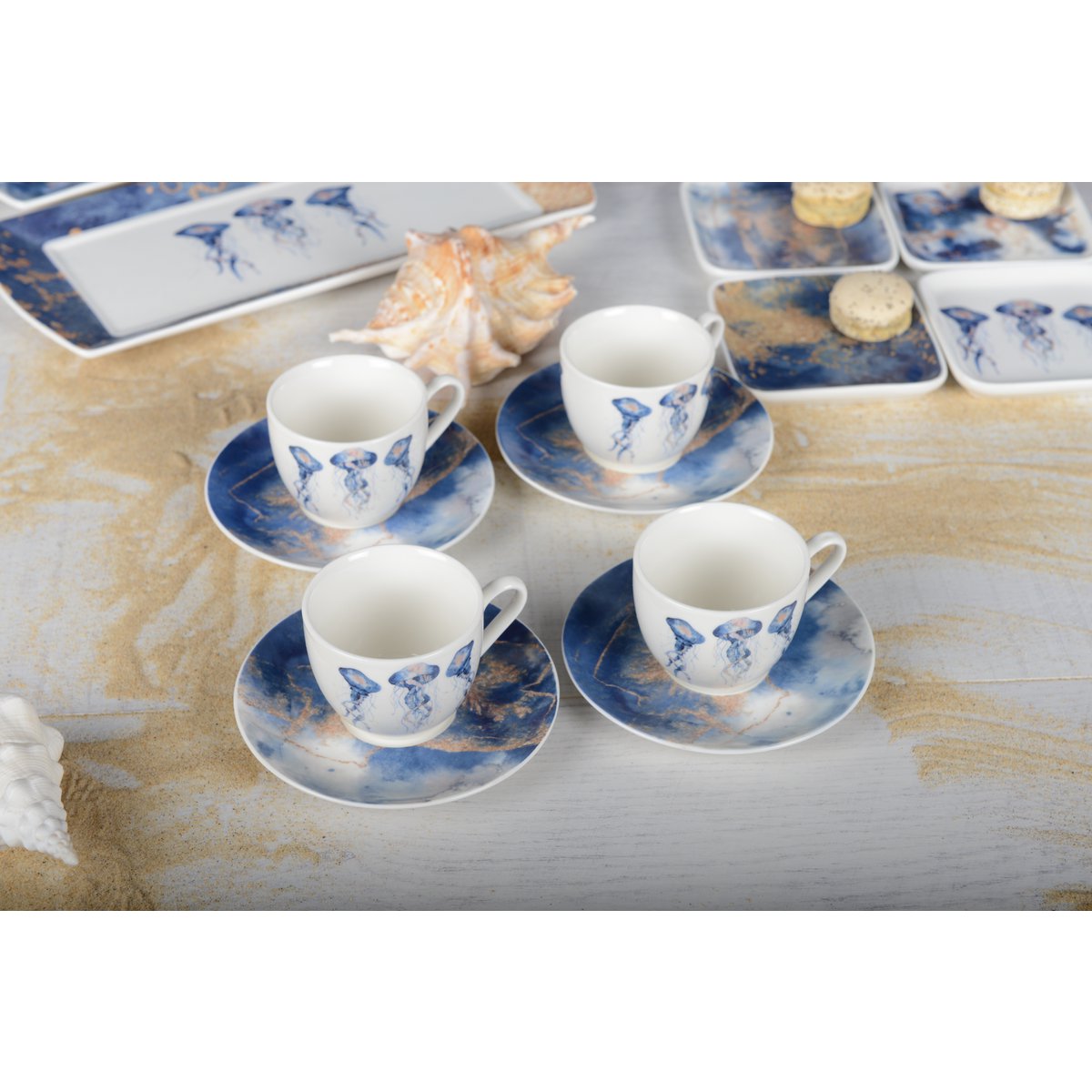 SET AUS 4 KAFFEETASSEN MIT MEDUSE-UNTERTASSE