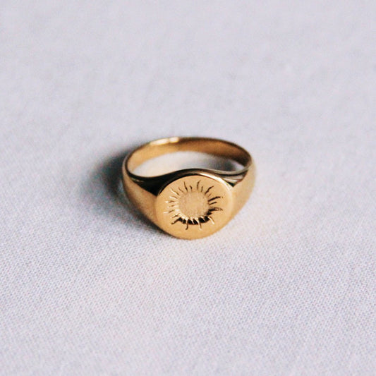 Edelstahlring mit rundem Anhänger und Sonne – Gold